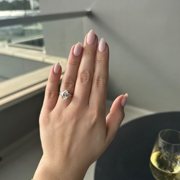 duchess oval on hand